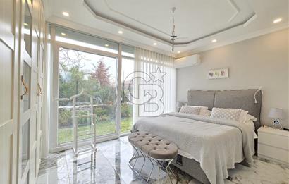 Ayvalık'ta Denize Sıfır Sitede Satılık Eşyalı Lüks Villa 