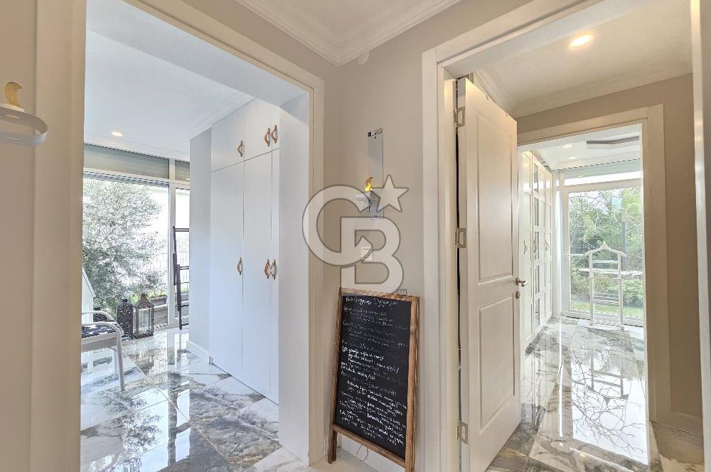 Ayvalık'ta Denize Sıfır Sitede Satılık Eşyalı Lüks Villa 