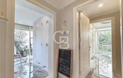 Ayvalık'ta Denize Sıfır Sitede Satılık Eşyalı Lüks Villa 