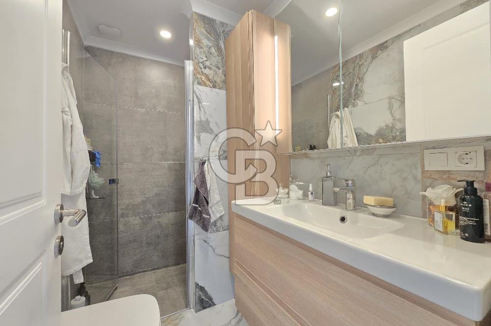 Ayvalık'ta Denize Sıfır Sitede Satılık Eşyalı Lüks Villa 