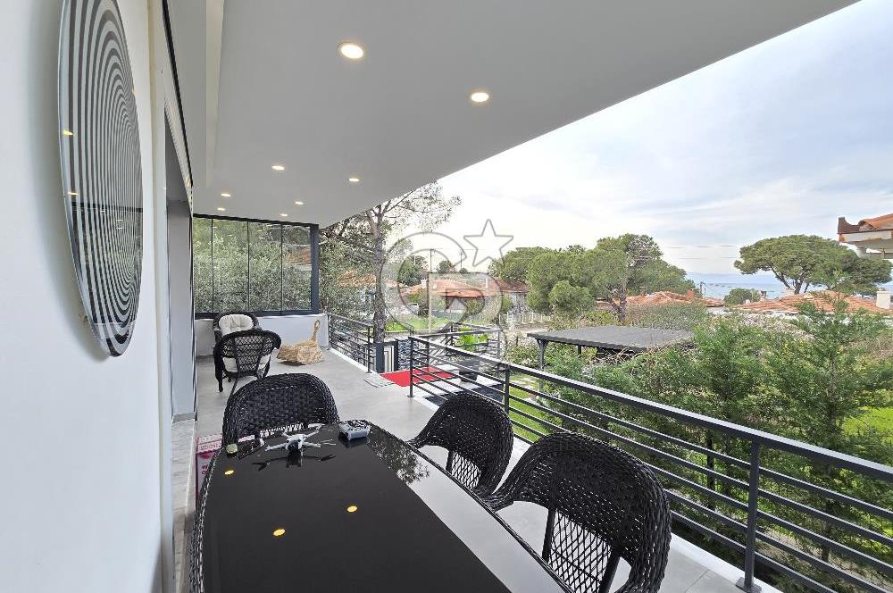 Ayvalık'ta Denize Sıfır Sitede Satılık Eşyalı Lüks Villa 