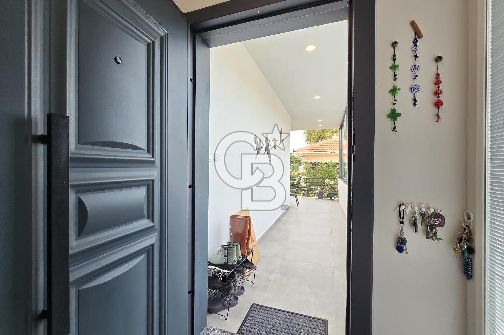 Ayvalık'ta Denize Sıfır Sitede Satılık Eşyalı Lüks Villa 