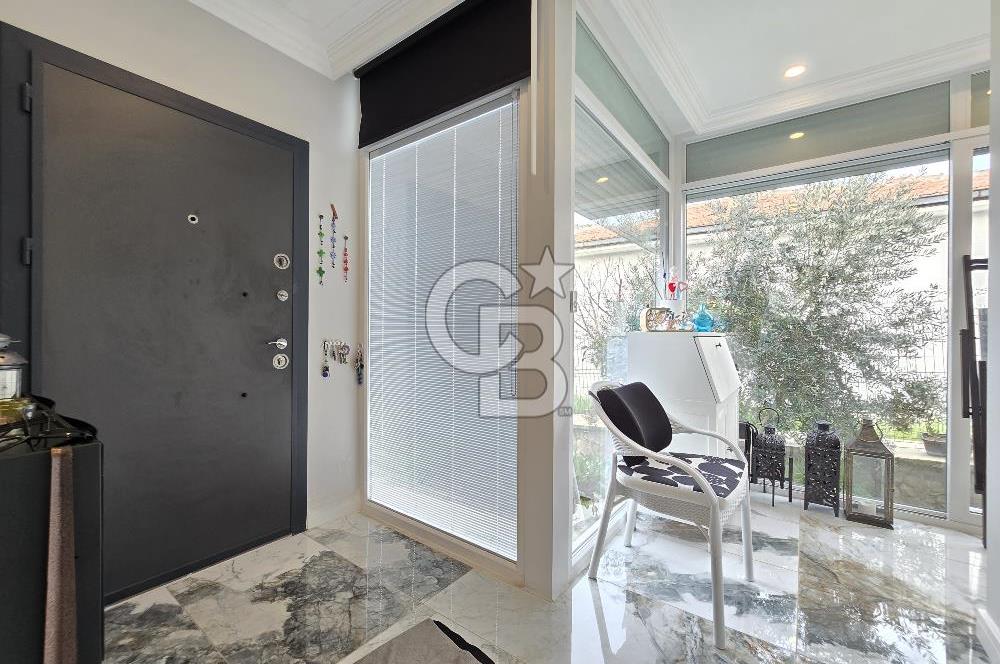 Ayvalık'ta Denize Sıfır Sitede Satılık Eşyalı Lüks Villa 