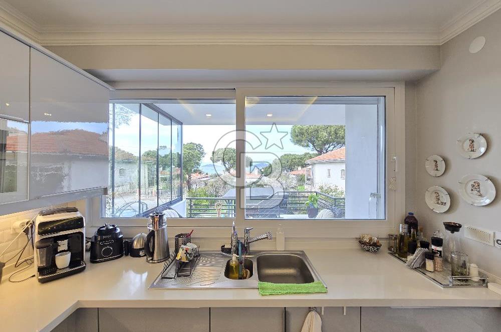 Ayvalık'ta Denize Sıfır Sitede Satılık Eşyalı Lüks Villa 