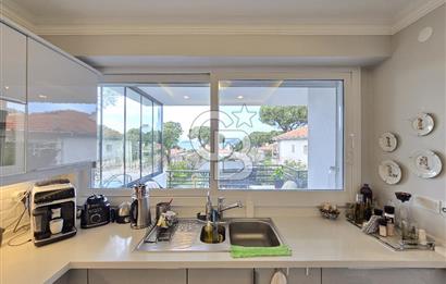 Ayvalık'ta Denize Sıfır Sitede Satılık Eşyalı Lüks Villa 