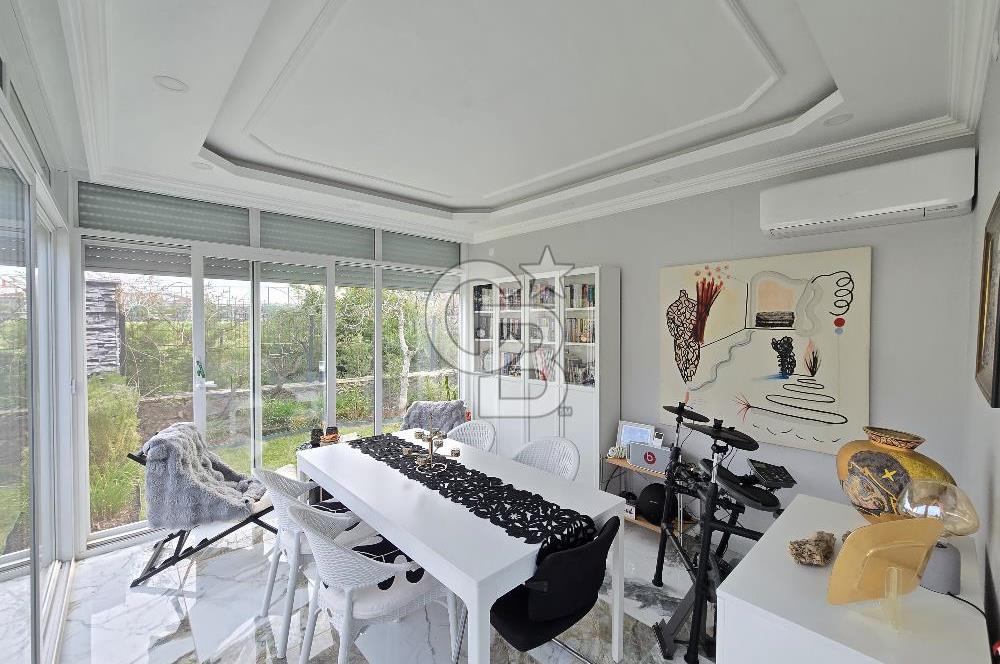 Ayvalık'ta Denize Sıfır Sitede Satılık Eşyalı Lüks Villa 