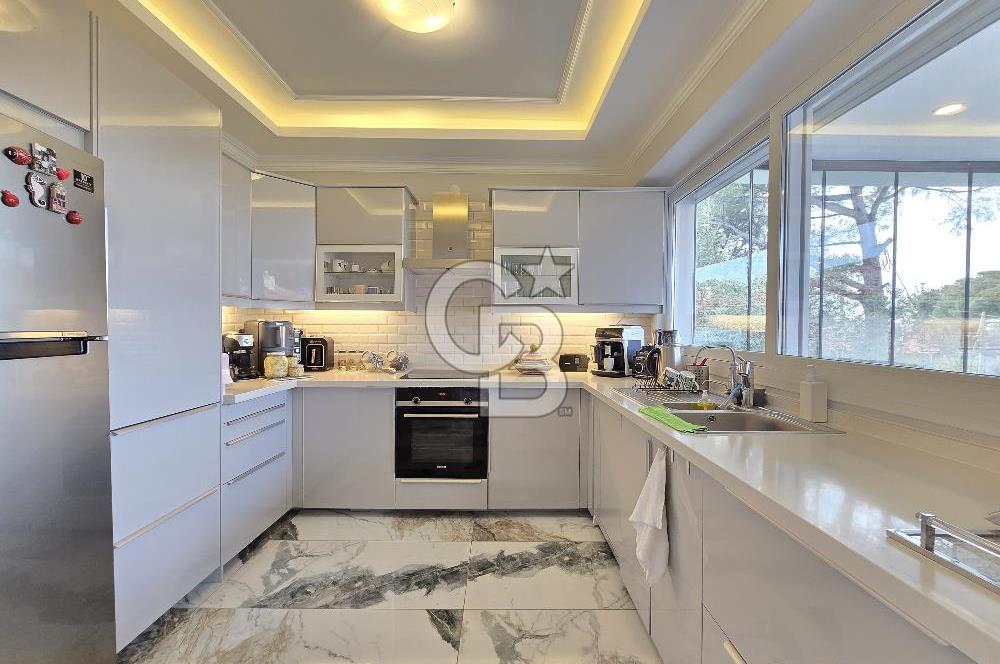 Ayvalık'ta Denize Sıfır Sitede Satılık Eşyalı Lüks Villa 