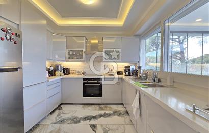 Ayvalık'ta Denize Sıfır Sitede Satılık Eşyalı Lüks Villa 