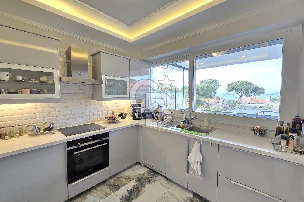 Ayvalık'ta Denize Sıfır Sitede Satılık Eşyalı Lüks Villa 