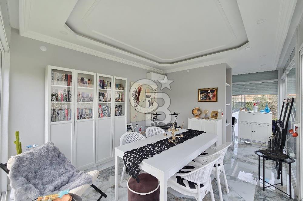 Ayvalık'ta Denize Sıfır Sitede Satılık Eşyalı Lüks Villa 