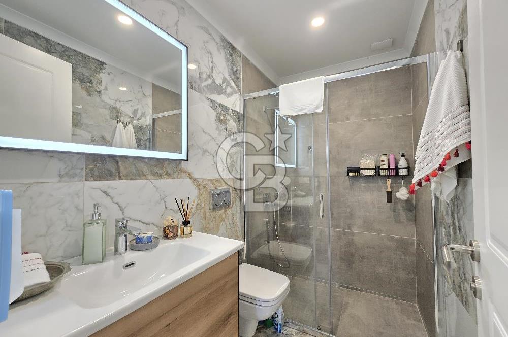 Ayvalık'ta Denize Sıfır Sitede Satılık Eşyalı Lüks Villa 