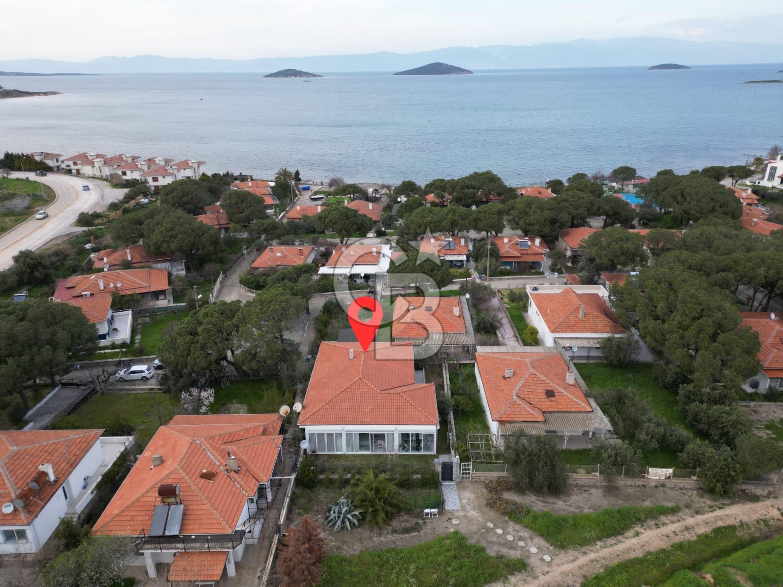 Ayvalık'ta Denize Sıfır Sitede Satılık Eşyalı Lüks Villa 