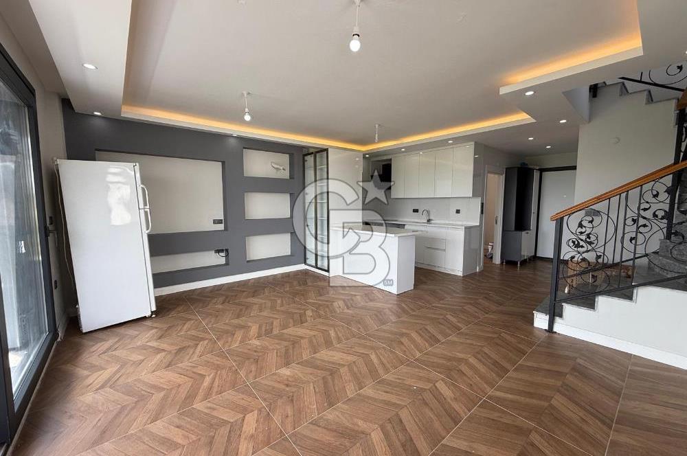 Küçükköy'de Havuzlu Site İçerisinde 4+1 Satılık Villa