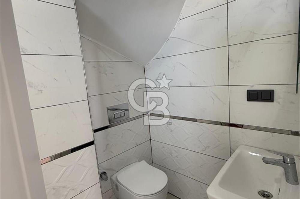 Küçükköy'de Havuzlu Site İçerisinde 4+1 Satılık Villa