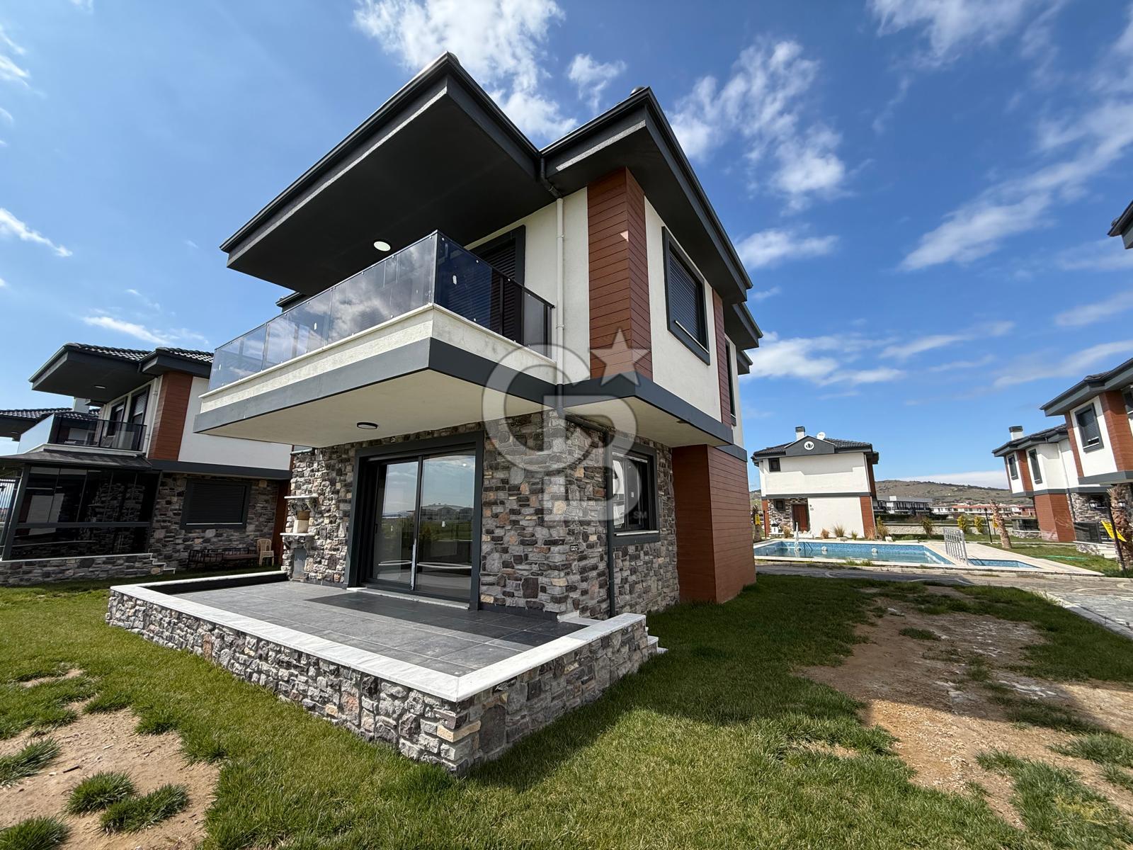Küçükköy'de Havuzlu Site İçerisinde 4+1 Satılık Villa
