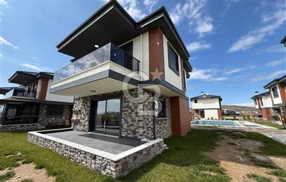 Küçükköy'de Havuzlu Site İçerisinde 4+1 Satılık Villa