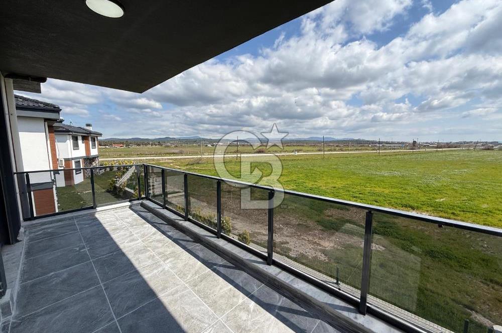 Küçükköy'de Havuzlu Site İçerisinde 4+1 Satılık Villa