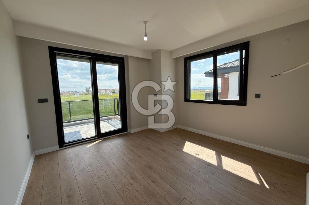 Küçükköy'de Havuzlu Site İçerisinde 4+1 Satılık Villa