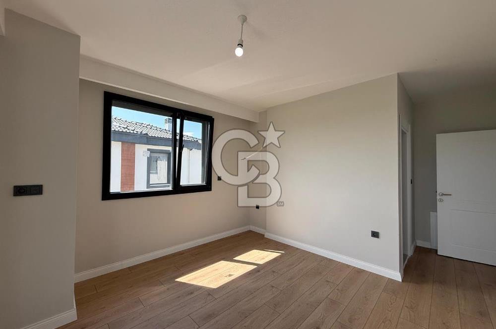 Küçükköy'de Havuzlu Site İçerisinde 4+1 Satılık Villa