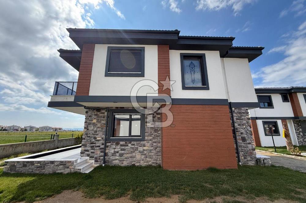 Küçükköy'de Havuzlu Site İçerisinde 4+1 Satılık Villa