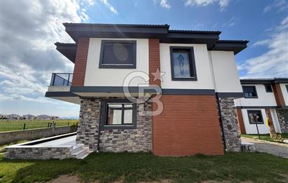 Küçükköy'de Havuzlu Site İçerisinde 4+1 Satılık Villa