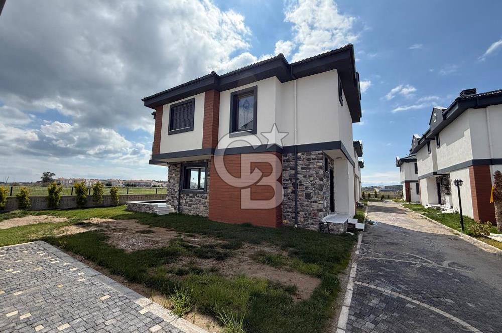Küçükköy'de Havuzlu Site İçerisinde 4+1 Satılık Villa