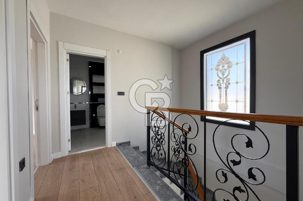 Küçükköy'de Havuzlu Site İçerisinde 4+1 Satılık Villa