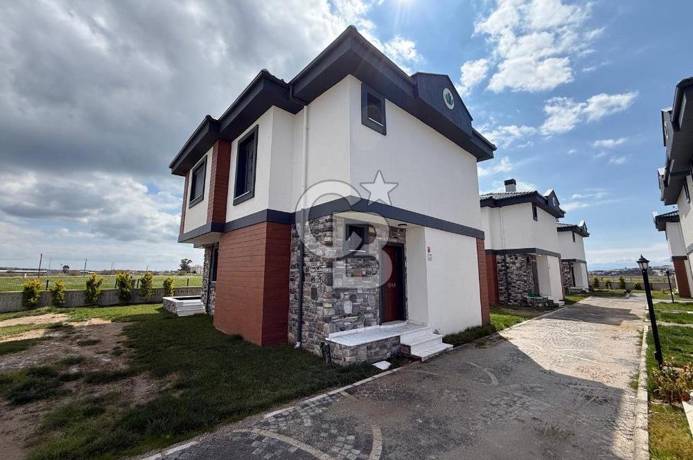 Küçükköy'de Havuzlu Site İçerisinde 4+1 Satılık Villa