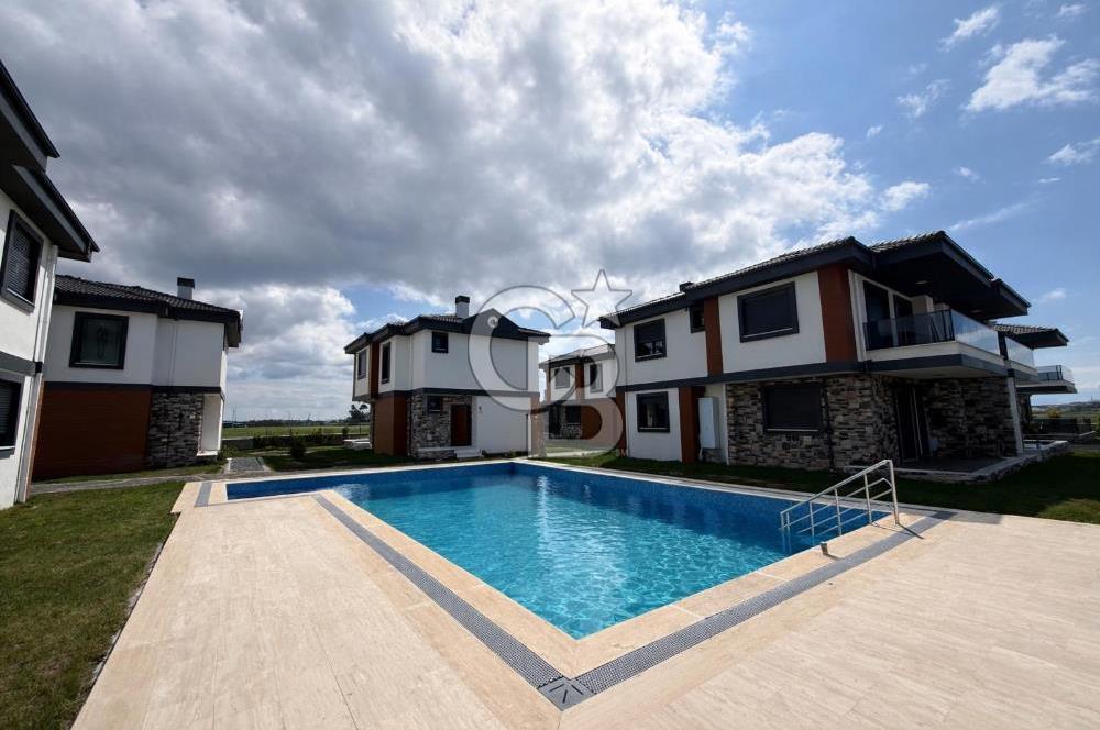 Küçükköy'de Havuzlu Site İçerisinde 4+1 Satılık Villa