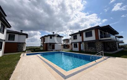 Küçükköy'de Havuzlu Site İçerisinde 4+1 Satılık Villa
