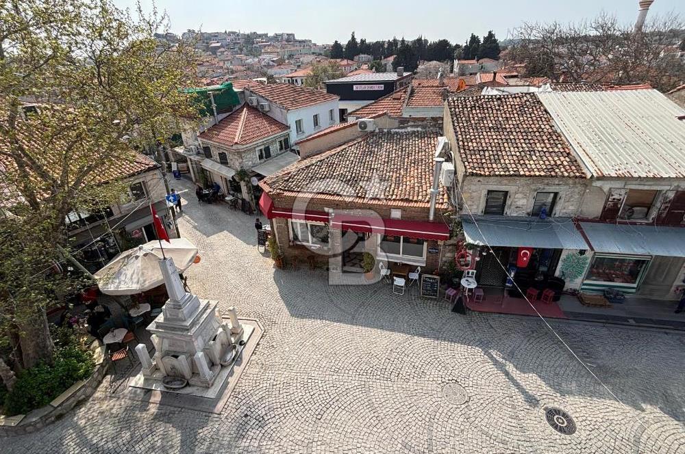 Urla Mermeli Çeşme'de İki Tapulu Yenilenmiş Satılık Geniş Ofis