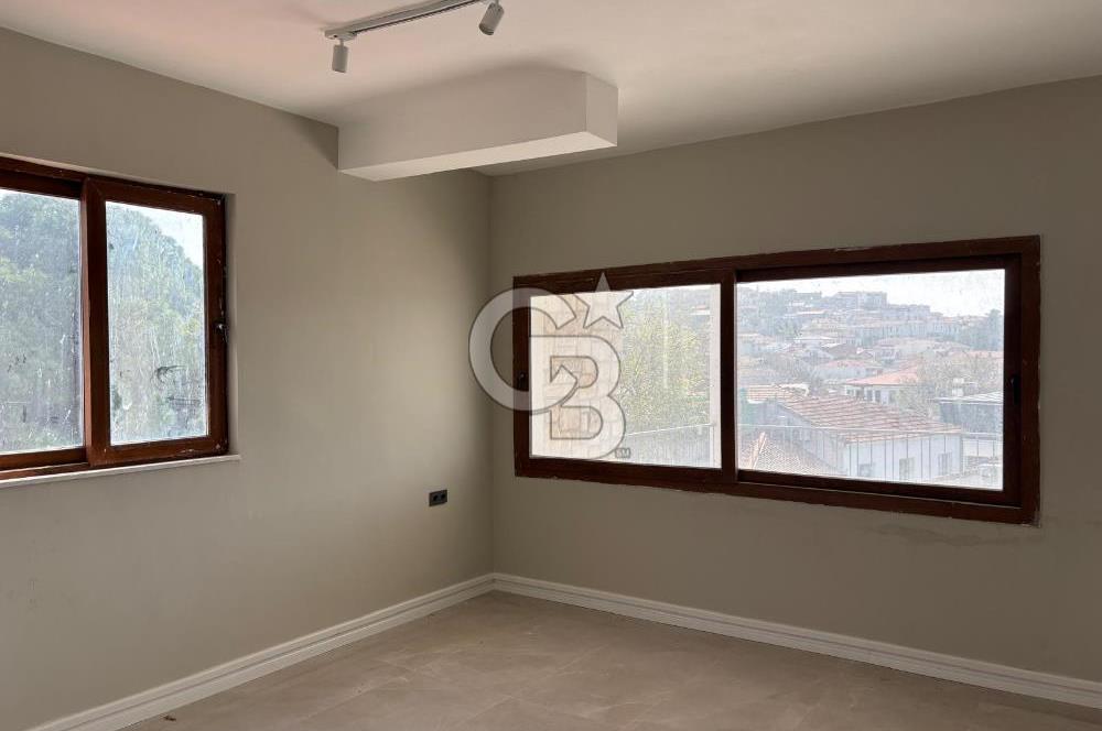 Urla Mermeli Çeşme'de İki Tapulu Yenilenmiş Satılık Geniş Ofis