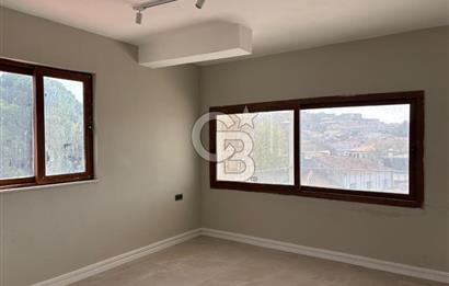 Urla Mermeli Çeşme'de İki Tapulu Yenilenmiş Satılık Geniş Ofis