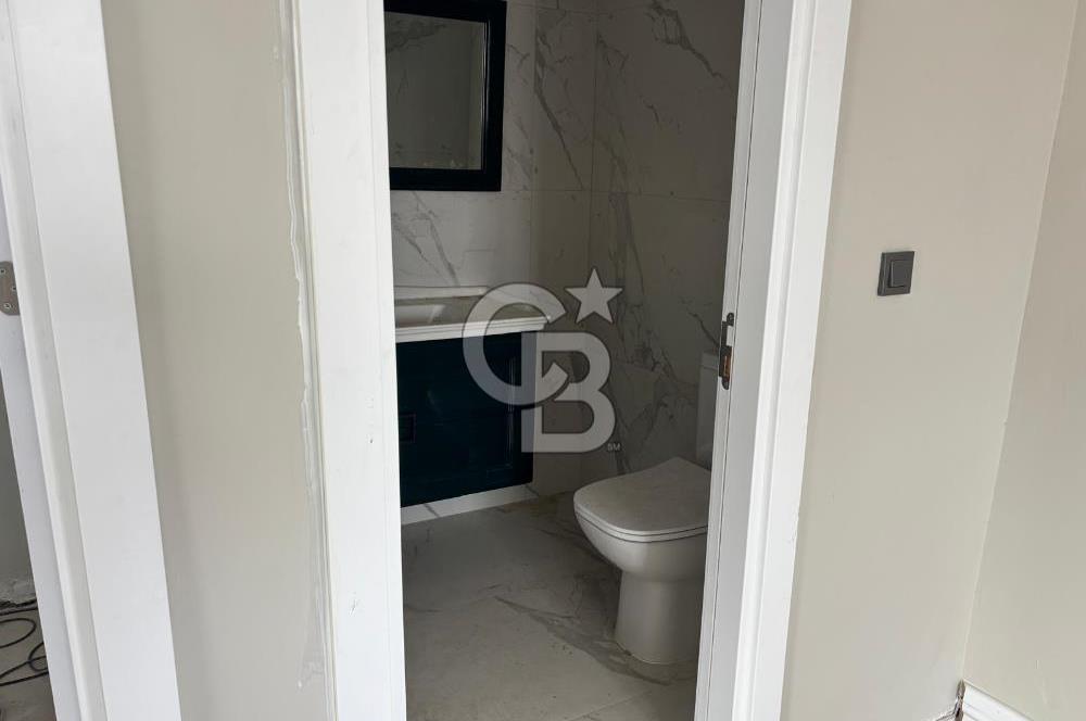 Urla Mermeli Çeşme'de İki Tapulu Yenilenmiş Satılık Geniş Ofis