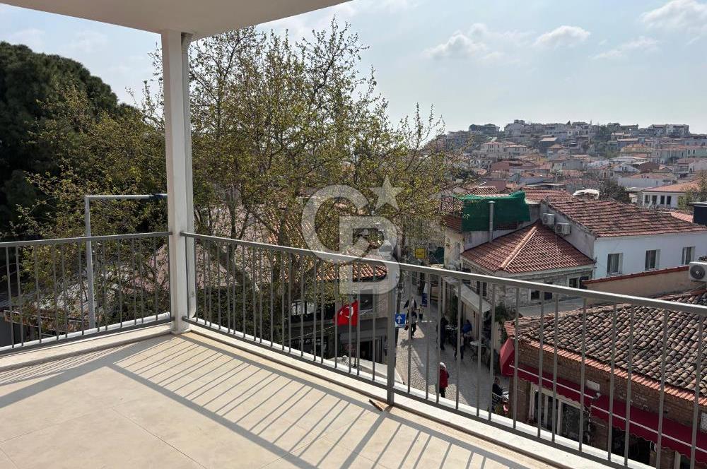 Urla Mermeli Çeşme'de İki Tapulu Yenilenmiş Satılık Geniş Ofis