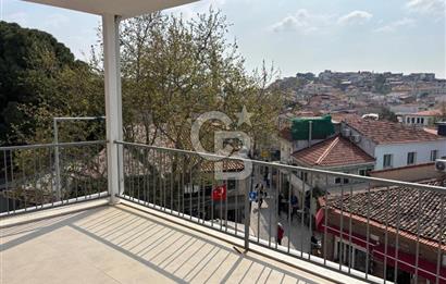 Urla Mermeli Çeşme'de İki Tapulu Yenilenmiş Satılık Geniş Ofis