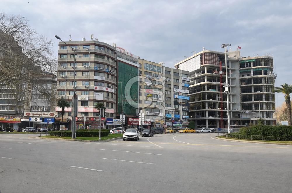 Basmane Meydan'da Yüksek Potansiyelli Satılık Dükkan