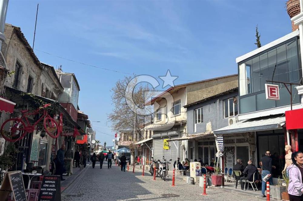 Urla Mermeli Çeşme'de İki Tapulu Yenilenmiş Satılık Geniş Ofis