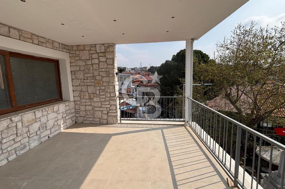 Urla Mermeli Çeşme'de İki Tapulu Yenilenmiş Satılık Geniş Ofis