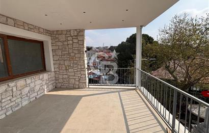 Urla Mermeli Çeşme'de İki Tapulu Yenilenmiş Satılık Geniş Ofis