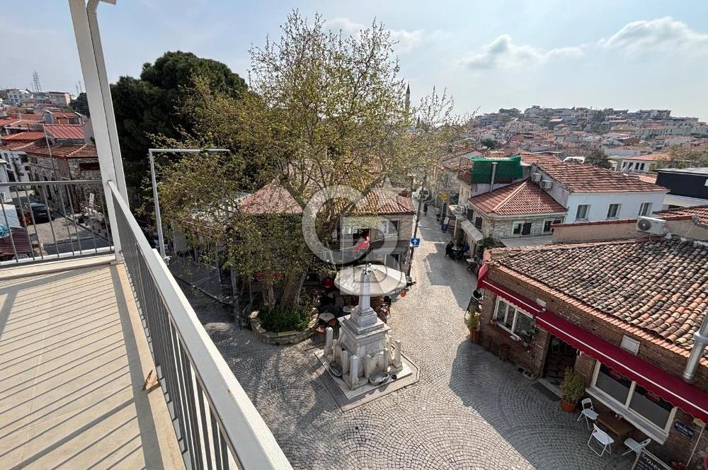 Urla Mermeli Çeşme'de İki Tapulu Yenilenmiş Satılık Geniş Ofis