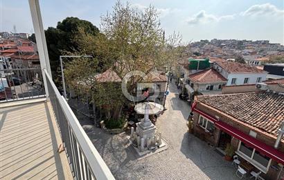 Urla Mermeli Çeşme'de İki Tapulu Yenilenmiş Satılık Geniş Ofis