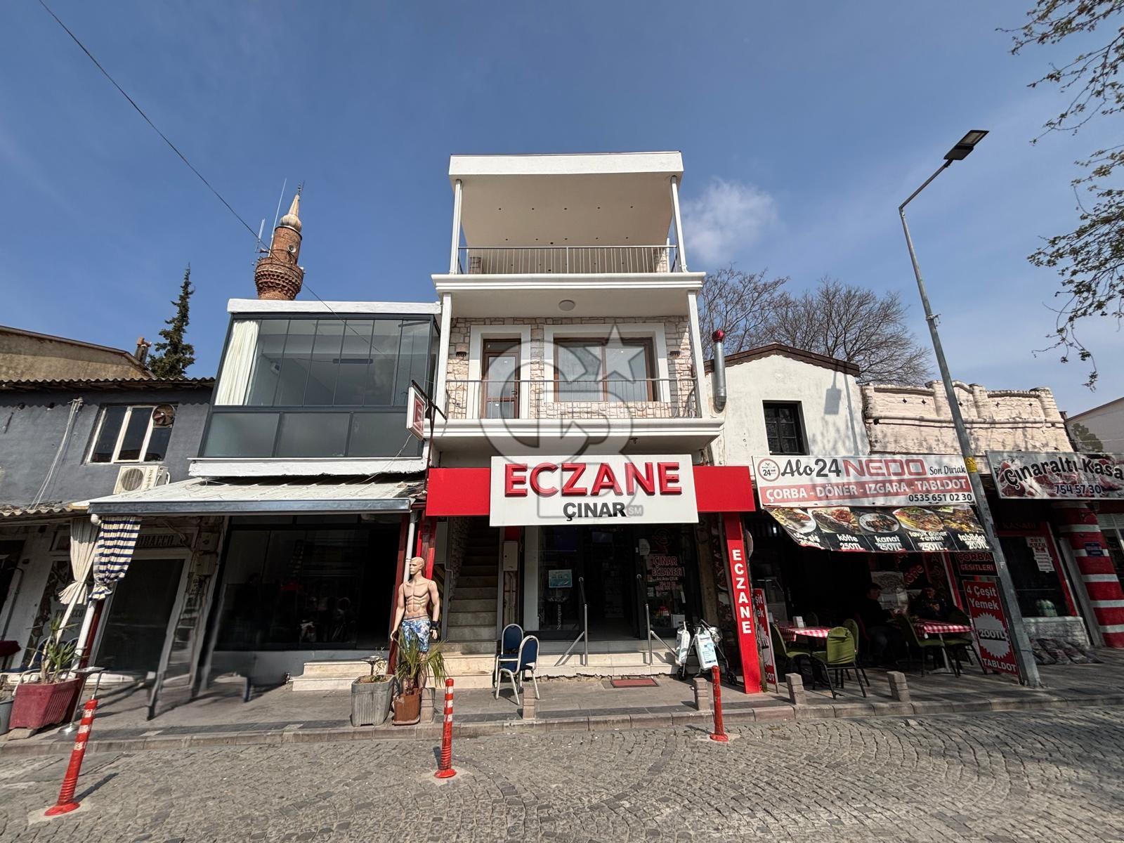 Urla Mermeli Çeşme'de İki Tapulu Yenilenmiş Satılık Geniş Ofis