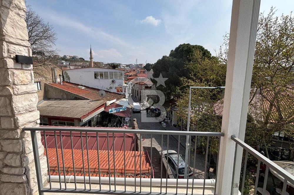 Urla Mermeli Çeşme'de İki Tapulu Yenilenmiş Satılık Geniş Ofis