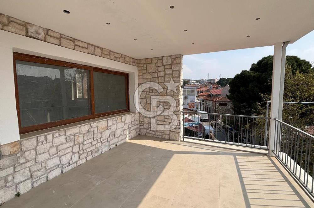 Urla Mermeli Çeşme'de İki Tapulu Yenilenmiş Satılık Geniş Ofis