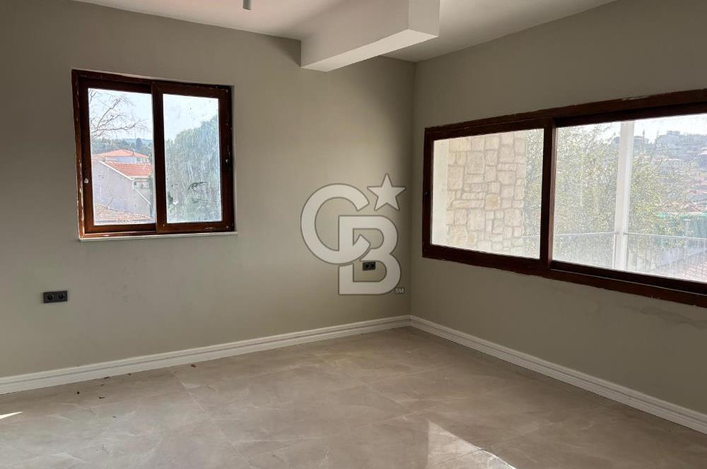 Urla Mermeli Çeşme'de İki Tapulu Yenilenmiş Satılık Geniş Ofis