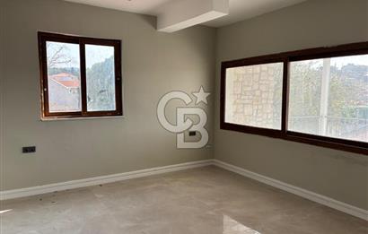 Urla Mermeli Çeşme'de İki Tapulu Yenilenmiş Satılık Geniş Ofis