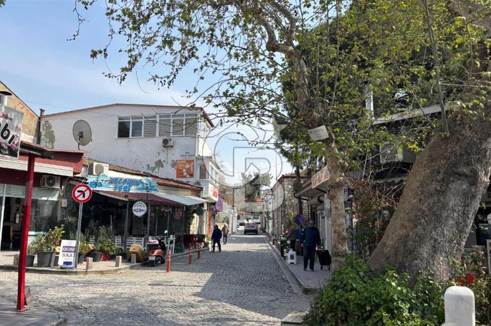 Urla Mermeli Çeşme'de İki Tapulu Yenilenmiş Satılık Geniş Ofis