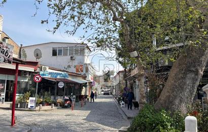 Urla Mermeli Çeşme'de İki Tapulu Yenilenmiş Satılık Geniş Ofis