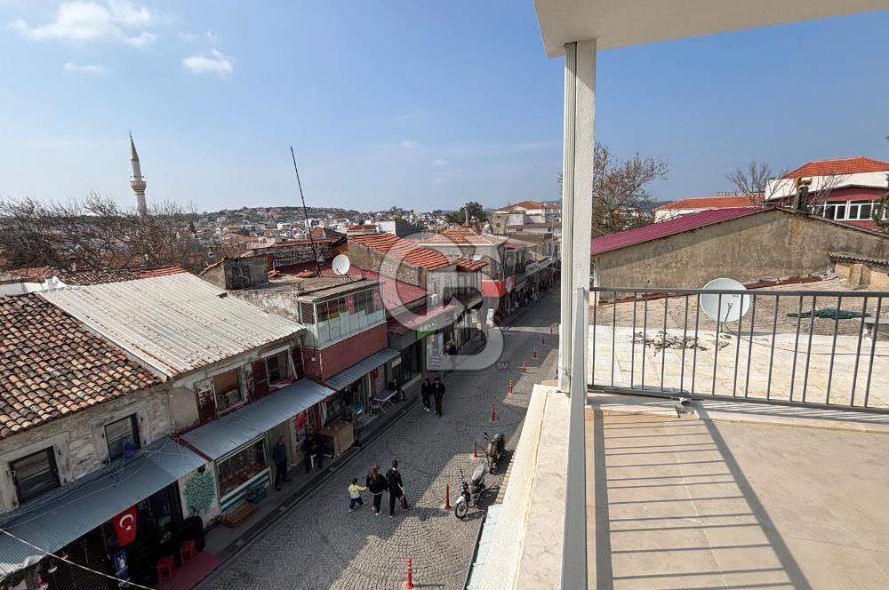 Urla Mermeli Çeşme'de İki Tapulu Yenilenmiş Satılık Geniş Ofis